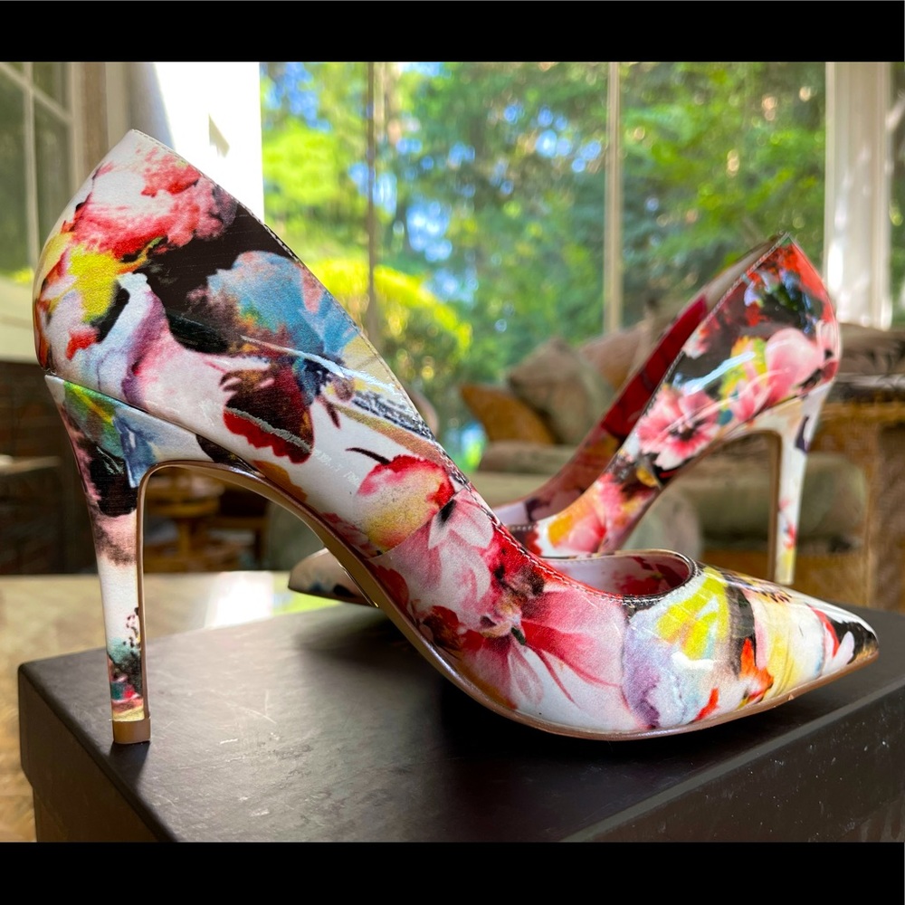 Truth Or Dare by Madonna Floral Pump, Size 8